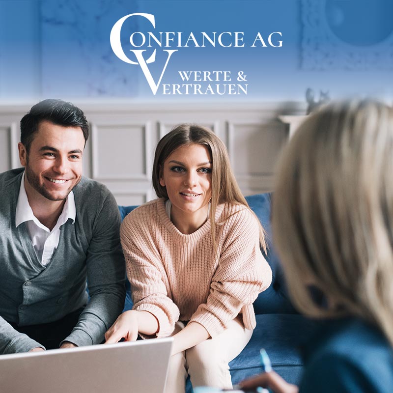 Finanzberatungsgespräch mit einem jungen Pärchen und dem Confiance AG Logo